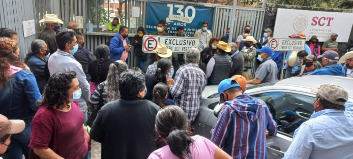 En un nuevo intento para que la SCT les liquide un adeudo de ahce once años por indemnización por afectaciones por la construcción del Libramiento  Xalapa - Perote, vecinos de esa zona se manifestaron frente a las instalaciones de la dependencia federal en Xalapa. 