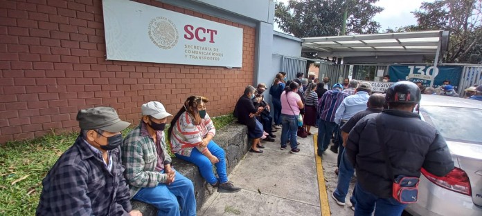 En un nuevo intento para que la SCT les liquide un adeudo de ahce once años por indemnización por afectaciones por la construcción del Libramiento  Xalapa - Perote, vecinos de esa zona se manifestaron frente a las instalaciones de la dependencia federal en Xalapa. 