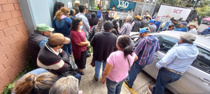 En un nuevo intento para que la SCT les liquide un adeudo de ahce once años por indemnización por afectaciones por la construcción del Libramiento  Xalapa - Perote, vecinos de esa zona se manifestaron frente a las instalaciones de la dependencia federal en Xalapa. 