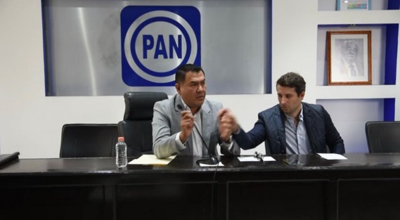 Sin embargo cuando su compañero, Bingen Rementería, quizo hacer uso de la voz, Hernández Candenedo le negó el micrófono, y dio por terminada la conferencia, retirando al hijo del Senador  Julen Rementería, tomándolo por el brazo.
