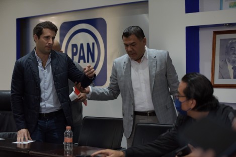 Sin embargo cuando su compañero, Bingen Rementería, quizo hacer uso de la voz, Hernández Candenedo le negó el micrófono, y dio por terminada la conferencia, retirando al hijo del Senador  Julen Rementería, tomándolo por el brazo.