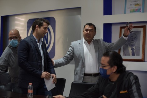 Sin embargo cuando su compañero, Bingen Rementería, quizo hacer uso de la voz, Hernández Candenedo le negó el micrófono, y dio por terminada la conferencia, retirando al hijo del Senador  Julen Rementería, tomándolo por el brazo.