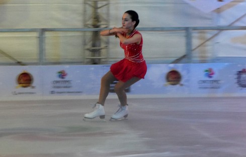 Cientos de coatepecanos se dieron cita para la inauguración del Festival Orgullo Navideño Tercera Edición, que incluye una pista de patinaje sobre hielo, la remodelación del parque Miguel Hidalgo del Pueblo Mágico de Coatepec; el gobernador Cuitláhuac García encabezó el evento.