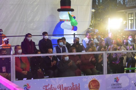 Cientos de coatepecanos se dieron cita para la inauguración del Festival Orgullo Navideño Tercera Edición, que incluye una pista de patinaje sobre hielo, la remodelación del parque Miguel Hidalgo del Pueblo Mágico de Coatepec; el gobernador Cuitláhuac García encabezó el evento.