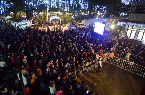 Cientos de coatepecanos se dieron cita para la inauguración del Festival Orgullo Navideño Tercera Edición, que incluye una pista de patinaje sobre hielo, la remodelación del parque Miguel Hidalgo del Pueblo Mágico de Coatepec; el gobernador Cuitláhuac García encabezó el evento.