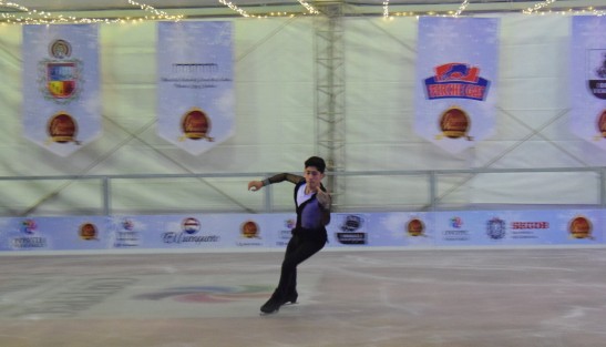 Con la finalidad de contribuir a la reactivación económica de la región Capital y alrededores, el gobernador Cuitláhuac García Jiménez inauguró este martes el Festival Orgullo Navideño Tercera Edición, que incluye una pista de patinaje sobre hielo en el parque Miguel Hidalgo del Pueblo Mágico de Coatepec. 