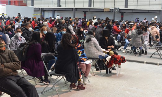 El Delegado del Bienestar, Manuel Huerta, justificó el conflicto en el módulo de vacunación del Gimnasio Omega, en la actual campaña para jóvenes de 15 a 17 años argumentando que también se está inmunizando a rezagados de todas las edades.  