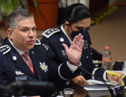 Con mantas de agradecimiento, calles cerradas, con mucha seguridad  y con la presencia de sólo algunos diputados, compareció Hugo Gutiérrez Maldonado,  secretario de Seguridad Pública ante la LXVI Legislatura.