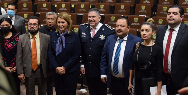 Con mantas de agradecimiento, calles cerradas, con mucha seguridad  y con la presencia de sólo algunos diputados, compareció Hugo Gutiérrez Maldonado,  secretario de Seguridad Pública ante la LXVI Legislatura.
