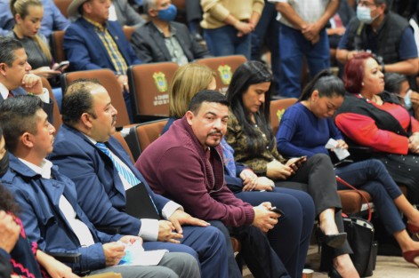 Con mantas de agradecimiento, calles cerradas, con mucha seguridad  y con la presencia de sólo algunos diputados, compareció Hugo Gutiérrez Maldonado,  secretario de Seguridad Pública ante la LXVI Legislatura.