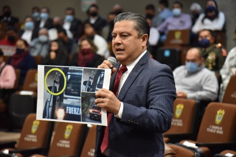 Entre cifras alegres y aplausos, el secretario contestó a los pocos diputados presentes.