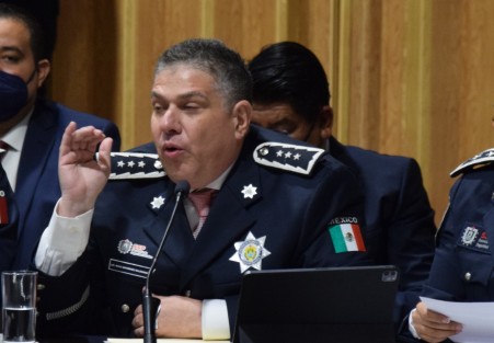 Entre cifras alegres y aplausos, el secretario contestó a los pocos diputados presentes.