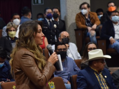 Entre cifras alegres y aplausos, el secretario contestó a los pocos diputados presentes.