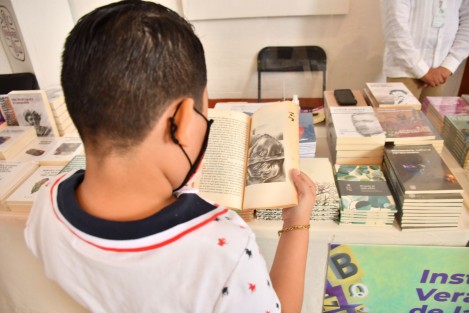  El Instituto Veracruzano de la Cultura inauguró este día la 31ª FNLIyJ Edición Veracruz, que se presenta del 1 al 5 de diciembre en el Centro Cultural Exconvento Betlehemita, ubicado en el Centro Histórico de Veracruz; fiesta donde se dan cita el libro y la palabra con la intención de fomentar la lectura entre niñas, niños y jóvenes.