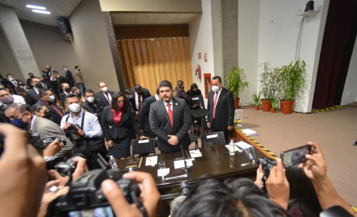 Con la llegada de muchos invitados especiales, quienes con su propios recursos llegaron hasta el Palacio Legislativo con lunch y todo, el Secretario de Educación de Veracruz, Zenyancen Escobar García compareció ante la Comisión de Educación del Congreso del Estado.