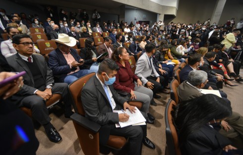 Con la llegada de muchos invitados especiales, quienes con su propios recursos llegaron hasta el Palacio Legislativo con lunch y todo, el Secretario de Educación de Veracruz, Zenyancen Escobar García compareció ante la Comisión de Educación del Congreso del Estado.