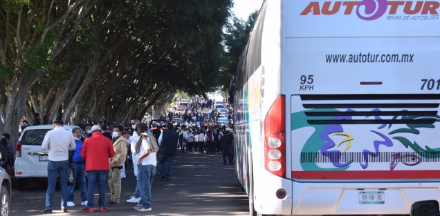 Con la llegada de muchos invitados especiales, quienes con su propios recursos llegaron hasta el Palacio Legislativo con lunch y todo, el Secretario de Educación de Veracruz, Zenyancen Escobar García compareció ante la Comisión de Educación del Congreso del Estado.