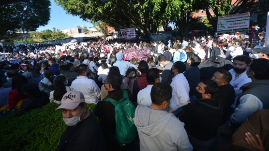 Fueron cientos de maestros de los diferentes sindicatos, quienes arribaron desde temprano para poder escuchar el mensaje del secretario, y así poder regresar a sus aulas a platicarles a sus alumnos.
