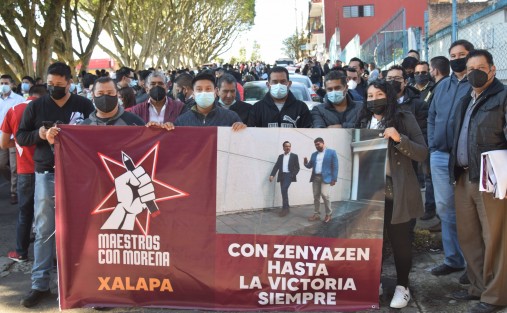 Fueron cientos de maestros de los diferentes sindicatos, quienes arribaron desde temprano para poder escuchar el mensaje del secretario, y así poder regresar a sus aulas a platicarles a sus alumnos.