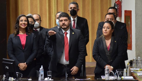 El titular de la Secretaría de Educación (SEV), Zenyazen Escobar García, compareció ante la LXVI Legislatura con motivo del Tercer Informe del gobernador Cuitláhuac García Jiménez, donde afirmó que en este Gobierno, <em>realizar obra educativa es invertir en el futuro de Veracruz</em>.