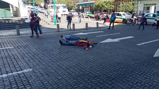 Por algunos minutos   los jubilados del AJUPIV bloquearon completamente la avenida  Enríquez; exigen pagos. 