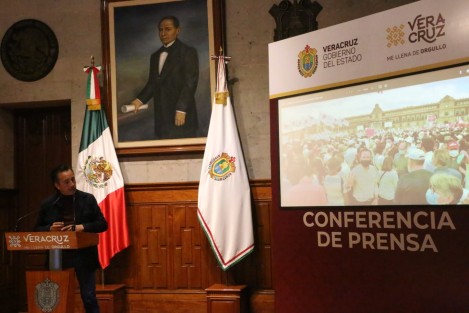 El gobernador Cuitláhuac García Jiménez, aclaró que los funcionarios estatales que viajaron a la Ciudad de México para el evento del tercer año de gobierno de Andrés Manuel López Obrador, lo hicieron con sus propios recursos. Además,por tratarse de un acto oficial, no habría descuentos para quienes no laboraron por asistir a la CDMX. 