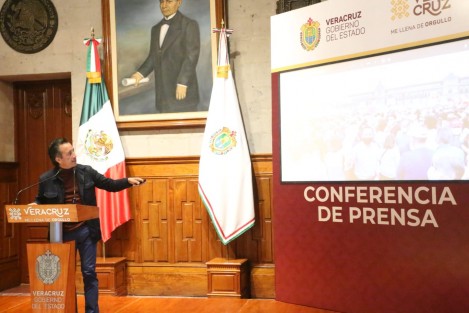 El gobernador Cuitláhuac García Jiménez, aclaró que los funcionarios estatales que viajaron a la Ciudad de México para el evento del tercer año de gobierno de Andrés Manuel López Obrador, lo hicieron con sus propios recursos. Además,por tratarse de un acto oficial, no habría descuentos para quienes no laboraron por asistir a la CDMX. 