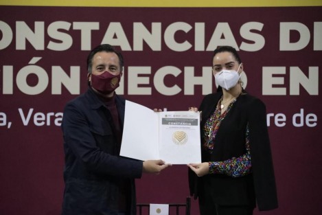  Al proporcionar 25 constancias de la Marca de Certificación <em>Hecho en Veracruz</em> a empresas locales, el gobernador Cuitláhuac García Jiménez garantizó que continuará este apoyo junto con los programas sociales que, al otorgarse de manera directa, contribuyen a la reactivación económica.