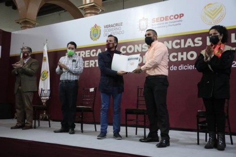  Al proporcionar 25 constancias de la Marca de Certificación <em>Hecho en Veracruz</em> a empresas locales, el gobernador Cuitláhuac García Jiménez garantizó que continuará este apoyo junto con los programas sociales que, al otorgarse de manera directa, contribuyen a la reactivación económica.