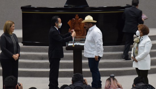 El poeta y músico veracruzano Luis Antonio Rodríguez Pulido recibió la Medalla Adolfo Ruiz Cortines 2021 en sesión solemne del Congreso local. 
