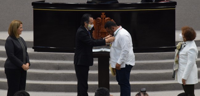 El poeta y músico veracruzano Luis Antonio Rodríguez Pulido recibió la Medalla Adolfo Ruiz Cortines 2021 en sesión solemne del Congreso local. 