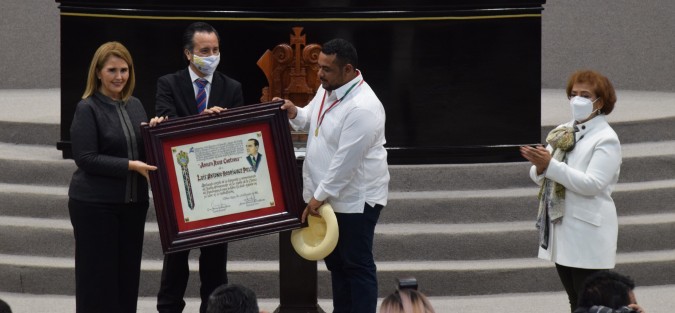 El poeta y músico veracruzano Luis Antonio Rodríguez Pulido recibió la Medalla Adolfo Ruiz Cortines 2021 en sesión solemne del Congreso local. 