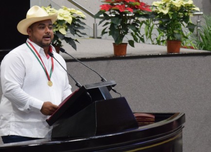 El poeta y músico veracruzano Luis Antonio Rodríguez Pulido recibió la Medalla Adolfo Ruiz Cortines 2021 en sesión solemne del Congreso local. 