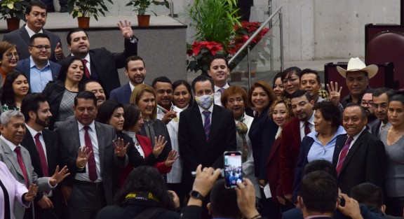 Tras entregar la presea, el gobernador Cuitláhuac García celebró que se reconozca al pueblo de abajo, y no solamente a las élites.