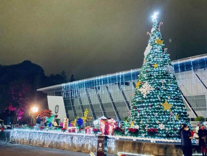 En el programa orgullo navideño, el Alcalde de Teocelo, Mario Chama y Presidenta del DIF municipal, Mara Chama, asistieron al encendido navideño del DIF Estatal, con la Titular Rebeca Quintanar Barceló , Gobernador Cuitláhuac García Jiménez, Secretario de Gobierno Eric Cisneros Burgos y la Fiscal General del Estado Lic. Verónica Hernández Giadans.