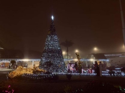 En el programa orgullo navideño, el Alcalde de Teocelo, Mario Chama y Presidenta del DIF municipal, Mara Chama, asistieron al encendido navideño del DIF Estatal, con la Titular Rebeca Quintanar Barceló , Gobernador Cuitláhuac García Jiménez, Secretario de Gobierno Eric Cisneros Burgos y la Fiscal General del Estado Lic. Verónica Hernández Giadans.