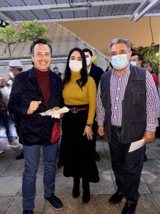 En el programa orgullo navideño, el Alcalde de Teocelo, Mario Chama y Presidenta del DIF municipal, Mara Chama, asistieron al encendido navideño del DIF Estatal, con la Titular Rebeca Quintanar Barceló , Gobernador Cuitláhuac García Jiménez, Secretario de Gobierno Eric Cisneros Burgos y la Fiscal General del Estado Lic. Verónica Hernández Giadans.