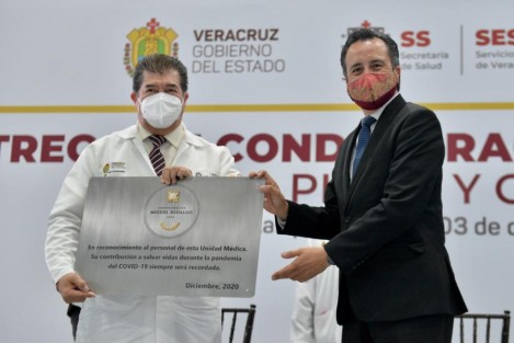Al otorgar la Condecoración Miguel Hidalgo en los grados Placa y Banda al personal de salud, el gobernador Cuitláhuac García Jiménez exaltó la encomiable labor de quienes han salvado vidas durante le emergencia sanitaria por COVID-19; <em>estamos eternamente agradecidos por el gran trabajo realizado</em>.