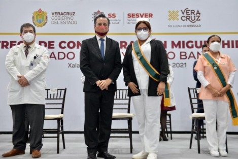Al otorgar la Condecoración Miguel Hidalgo en los grados Placa y Banda al personal de salud, el gobernador Cuitláhuac García Jiménez exaltó la encomiable labor de quienes han salvado vidas durante le emergencia sanitaria por COVID-19; <em>estamos eternamente agradecidos por el gran trabajo realizado</em>.
