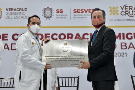 Al otorgar la Condecoración Miguel Hidalgo en los grados Placa y Banda al personal de salud, el gobernador Cuitláhuac García Jiménez exaltó la encomiable labor de quienes han salvado vidas durante le emergencia sanitaria por COVID-19. 