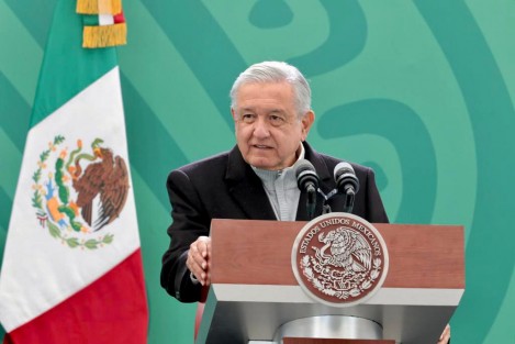 Durante su conferencia de prensa de este sábado, el Presidente Andrés Manuel López Obrador confirmó que a partir del próximo martes iniciará la aplicación de una dosis de reforzamiento de la vacuna anti COVID, para adultos mayores de 65 años, excepto para los que hayan recibido la Pfizer.  