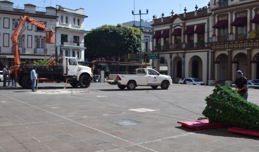 Mientras en  otras ciudades de la entidad desde hace días se han realizado eventos de encendido de luces navideñas, por fin este lunes inició la colocación del árbol en la Plaza Lerdo de Xalapa.