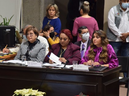 En el auditorio Sebastián Lerdo de Tejada del Palacio Legislativo, las diputadas Adriana Esther Martínez Sánchez, Anilú Ingram Vallines y Margarita Corro Mendoza, presidenta, secretaria y vocal de dicha comisión dieron la bienvenida al funcionario y condujeron los trabajos de rendición de cuentas correspondientes al Tercer Informe de Gobierno.

 