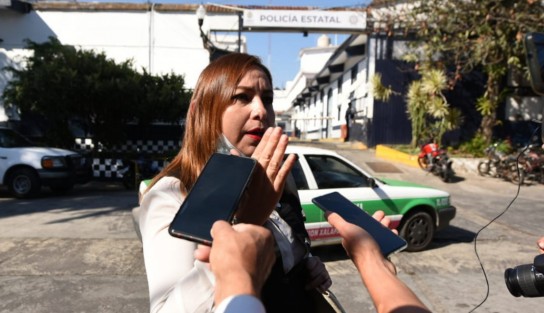 La señora Elsa Olivia Zepeda, acudió, acompañada de un grupo de personas, al cuartel de policía Heriberto Jara Corona, a exigir la liberación de su auto, el cual asegura,  de forma arbitraria y prepotente le fue quitado a su hijo bajo la acusación de tener aliento alcohólico.  