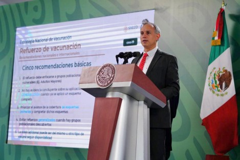 El subsecretario de Prevención y  Promoción de la Salud, Hugo López Gatell, dijo que todos los refuerzos de la vacunación contra COVID-19 para adultos mayores, se harán con la vacuna AstraZeneca.