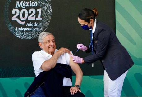 Al iniciar este martes el plan de refuerzo de vacunación antiCOVID-19 para adultos mayores, el Presidente de la República, Andrés Manuel López Obrador recibió la correspondiente en Zapopan, Jalisco; lo propio hicieron otros funcionarios.  