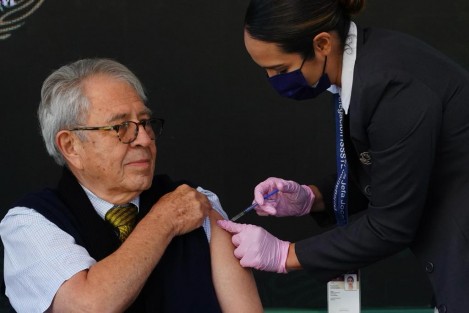 Al iniciar este martes el plan de refuerzo de vacunación antiCOVID-19 para adultos mayores, el Presidente de la República, Andrés Manuel López Obrador recibió la correspondiente en Zapopan, Jalisco; lo propio hicieron otros funcionarios.  