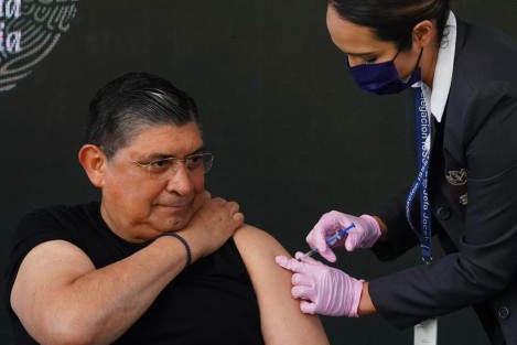 Al iniciar este martes el plan de refuerzo de vacunación antiCOVID-19 para adultos mayores, el Presidente de la República, Andrés Manuel López Obrador recibió la correspondiente en Zapopan, Jalisco; lo propio hicieron otros funcionarios.  