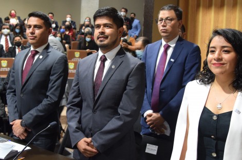 Como desde el primer día del Gobierno de la Cuarta Transformación, trabajando sin pretextos, privilegiado el desarrollo de una vida democrática y el pleno ejercicio de la libertad de expresión, se cumple el compromiso de avanzar hacia un Veracruz más justo, mejor informado, sin utilizar recursos públicos como forma de coerción a las líneas editoriales, manifestó el coordinador general de Comunicación Social, Iván Joseph Luna Landa, al comparecer ante la Comisión de Gobernación de la LXVI Legislatura.

