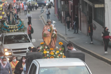 Con motivo de celebrarse este miércoles el día de la Inmaculada Concepción, y la conclusión del Año de San José, decretado por el Papa Francisco, feligreses de la Catedral de Xalapa y la Parroquia de San José, realizaron una procesión que partió de Los Berros y culminó con una eucaristía en la Catedral. 